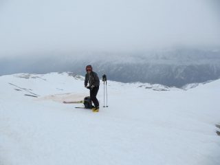 e qui il tempo è inclemente