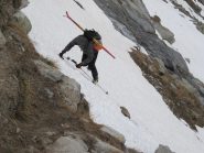 Marco in azione acrobatica sui pendii sostenuti percorsi per raggiungere il Blais