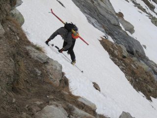 Marco in azione acrobatica sui pendii sostenuti percorsi per raggiungere il Blais