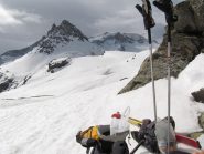 breve sosta prima di riprendere la salita verso la vetta (si vede bene il canalone a 