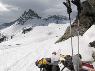 breve sosta prima di riprendere la salita verso la vetta (si vede bene il canalone a 