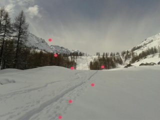 salendo verso il col Serena prima delle ultime baite