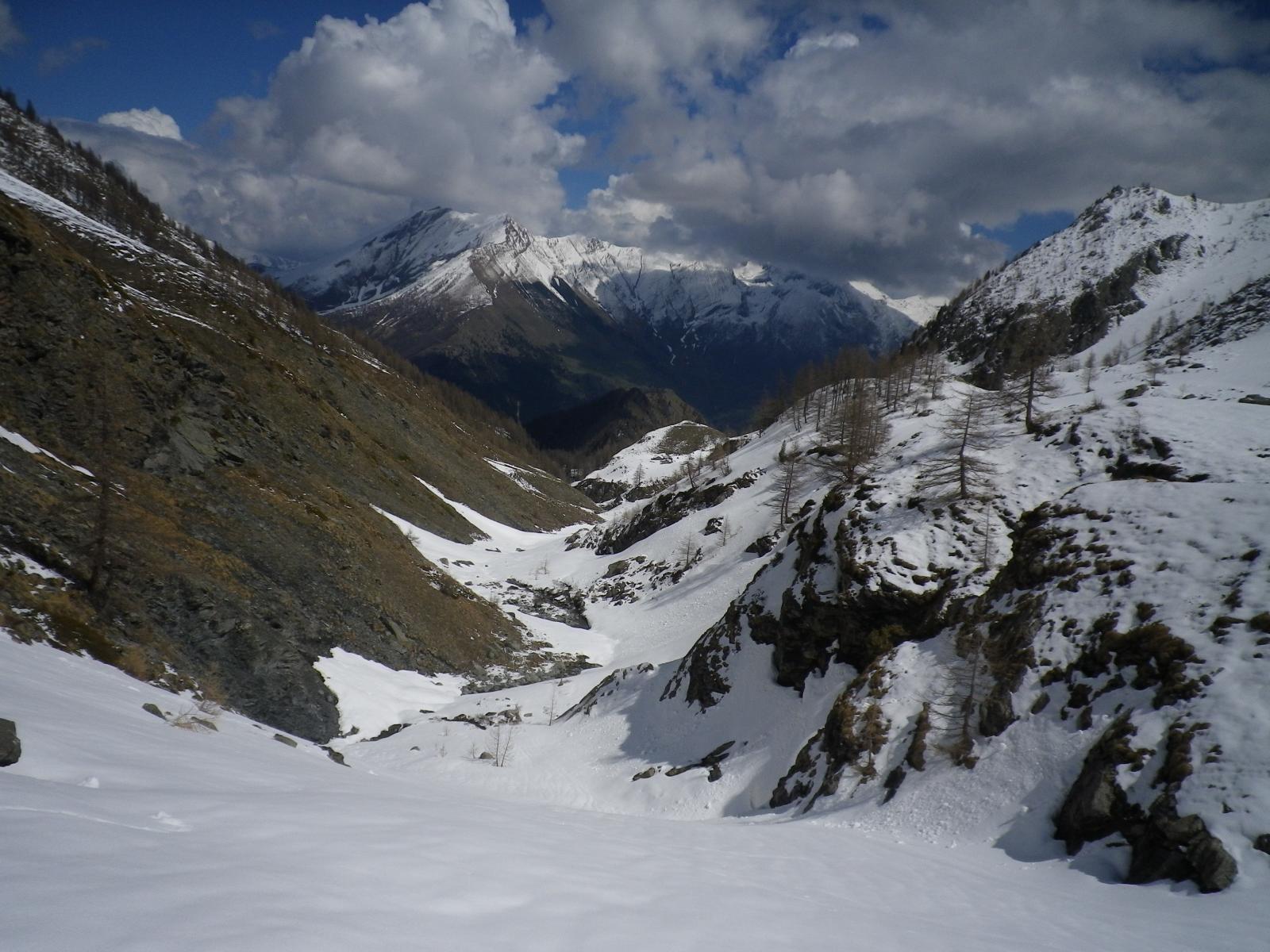 Il vallone in discesa: sx primavera, dx inverno