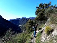 sentiero da Breil a Piena con sullo sfondo il Gran Mont (grammondo)