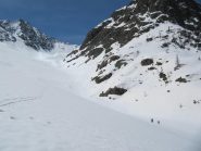 ed uno sguardo indietro al Vallone di Clapouse appena disceso. Ci aspettano ora i ripidi pendii che ci porteranno nel Vallone del Celse Niere