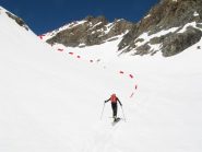 in vista della vetta. Il tratto ripido è quello proprio sotto di essa