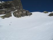 La neve è già cotta dal sole, ma terrà bene anche più tardi mentre scenderemo