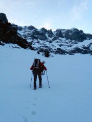 si risale lo zoccolo prima dell'attacco (diritto si nota il profilo a V del canalone Ovest)