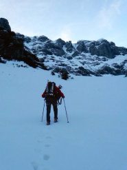 si risale lo zoccolo prima dell'attacco (diritto si nota il profilo a V del canalone Ovest)