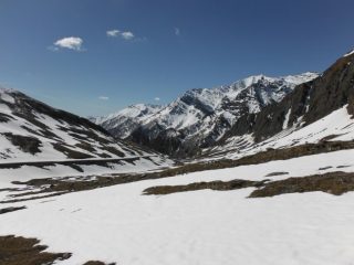 La vista del percorso dietro di noi, macchie di neve e i prati iniziano a scoprirsi