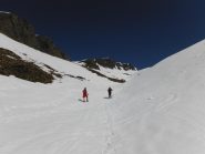 Il valloncello innevato che prendiamo sulla dx orografica invece dei lunghi tornanti