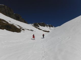 Il valloncello innevato che prendiamo sulla dx orografica invece dei lunghi tornanti
