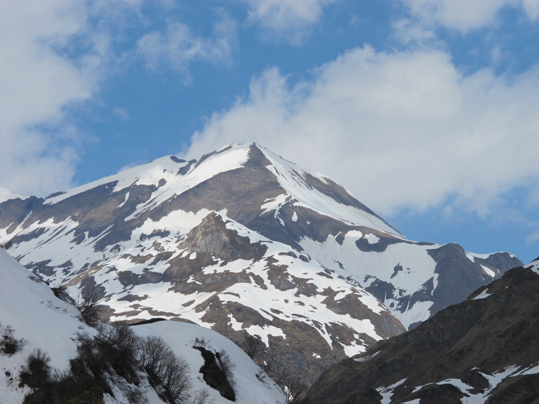 La P.ta dei Camosci con, a destra, la paretina ENE