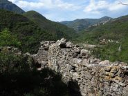 Le mura del castello sul sentierino che scende direttamente a Zuccarello dal castello