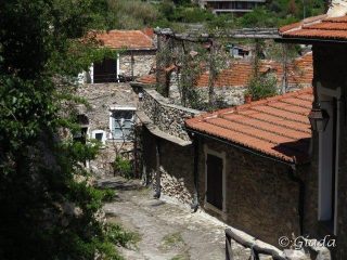 Il bel borgo di Castelvecchio di Rocca Barbena scorci