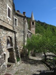 Il bel borgo di Castelvecchio di Rocca Barbena scorci