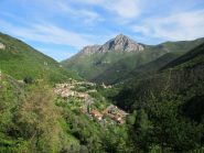 Nasino e a dx il Monte Castell'Ermo