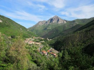 Nasino e a dx il Monte Castell'Ermo