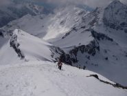 In discesa sulla pedonale alla cima
