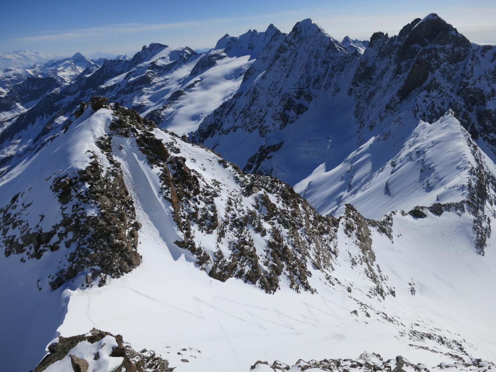 il pendio di salita al colle di Valnontey visto dalla cresta