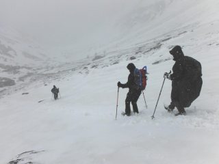 Si torna indietro per la bufera di neve...