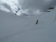 discesa su bella neve sotto le nubi