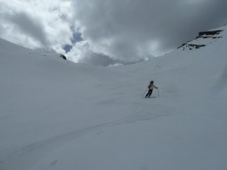 discesa su bella neve sotto le nubi