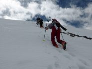 ...uscita in cresta con sci a spalla