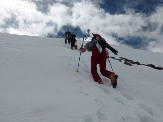 ...uscita in cresta con sci a spalla