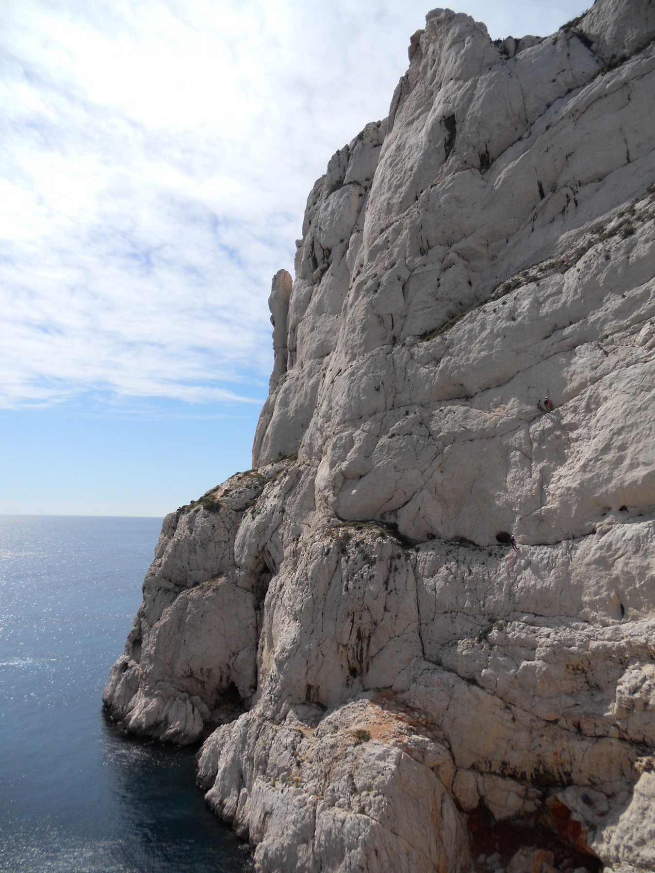 Bec de Sormiou, la via parte dalla cengia, oltre lo spigolo