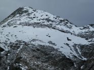 Zoomata sulla cima dal Rifugio. Sulla Dx si distingue la nostra traccia
