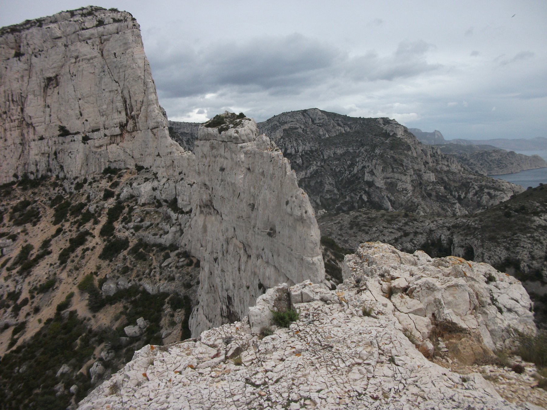 Saint-Michel d'eau douce e Les Lames visti dalla cima del Rocher Des Goudes