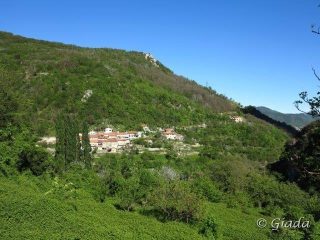 La frazione bassa di Cerisola dove si prende la via del sale e la valle del Neva da percorrere