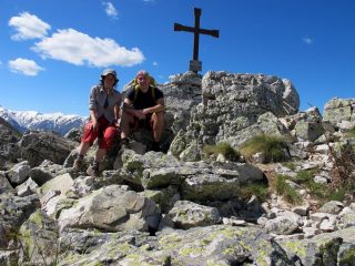 Alla croce di vetta del Monte Dubasso