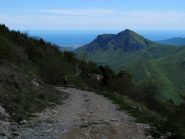 Sulla sterrata verso Madonna del Lago, sullo sfondo Monte Castell'Ermo e il mare