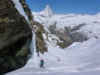 Varante canalino Volfrede vicino a cascata di ghiaccio