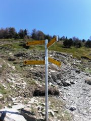 Seguire l'itinerario sulla sinistra della palina...