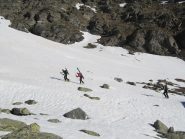 rimontamo ancora per un po' con i ramponi ai piedi (pur calpestando tratti con erba e sassi)