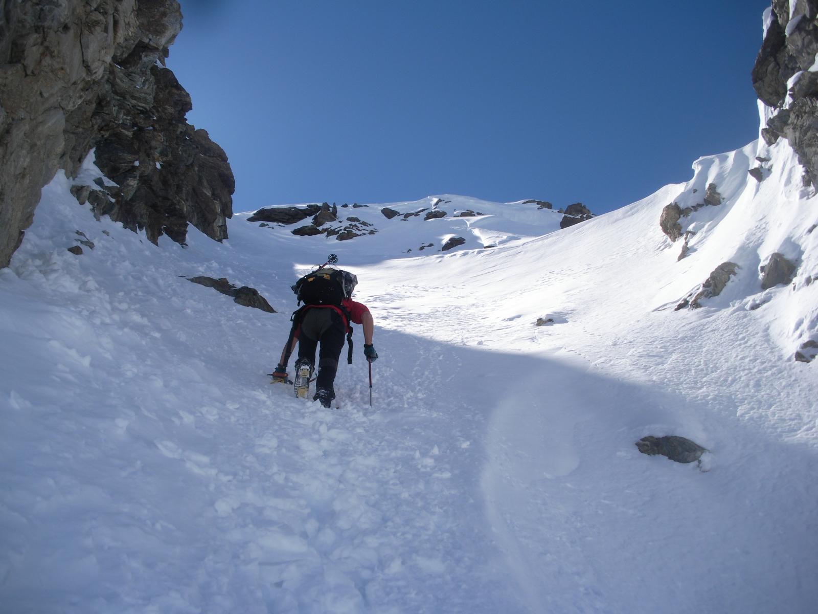 nel canale adduccente la cresta nord, la neve e' alquanto inconsiste....