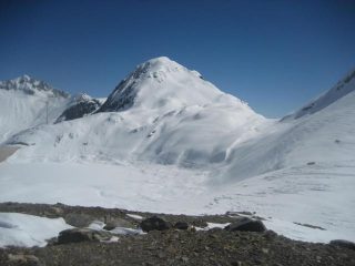 La mole del Nufenenstock dal passo del Gries