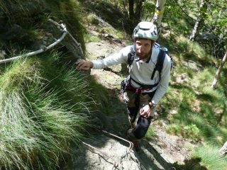 Il socio sul sentiero attrezzato tra i 2 salti