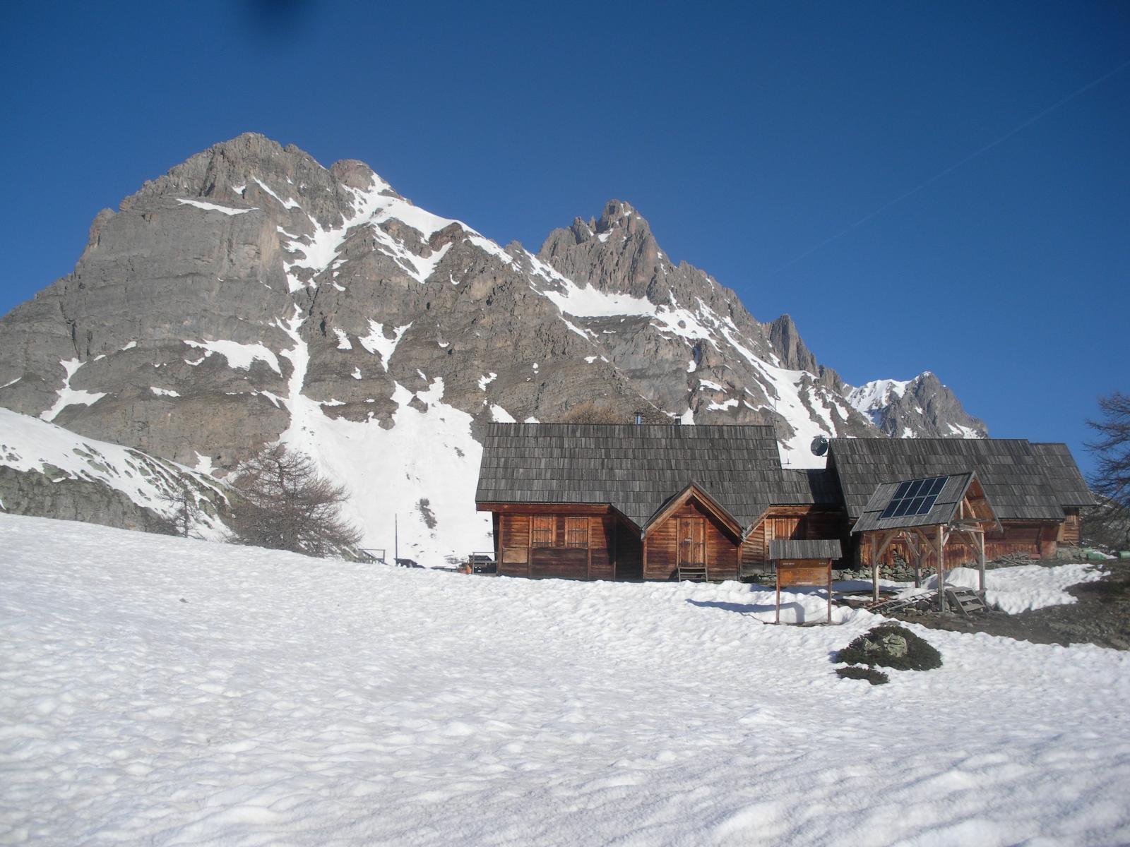 le refuge chardonnet (ferme') con dietro i queyrellin