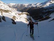 Alle spalle di Lorenzo si intravede la via finora percorsa