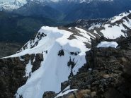 L'ultimo tratto di cresta visto dalla cima con il paletto