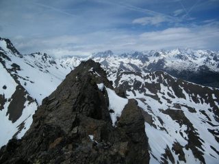 La cima più ad Ovest vista dalla cima con il paletto