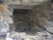 curioso vano nella roccia sopra l'alpe Vei