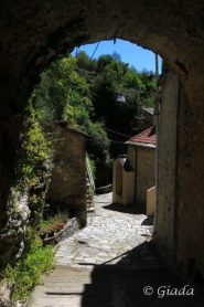 Sotto il portico giochi di luci e ombre