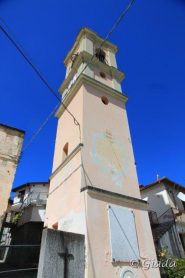 Il campanile con la meridiana e la fontana dell'acqua