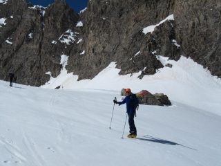 quindi si rimonta verso la Sella d'Asti - ultima risalita - Marco insiste ad andare con sci in spalla