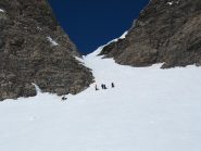 che si ridicende dall'altra parte senza difficioltà (esposto a SE, neve cotta al punto giusto)